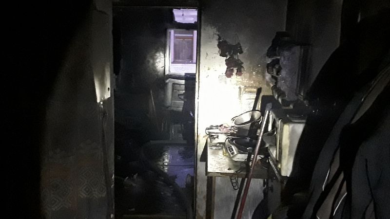 Požár bytu na Jesenicku: Muž v obavách vyskočil z okna, zranil se také hasič